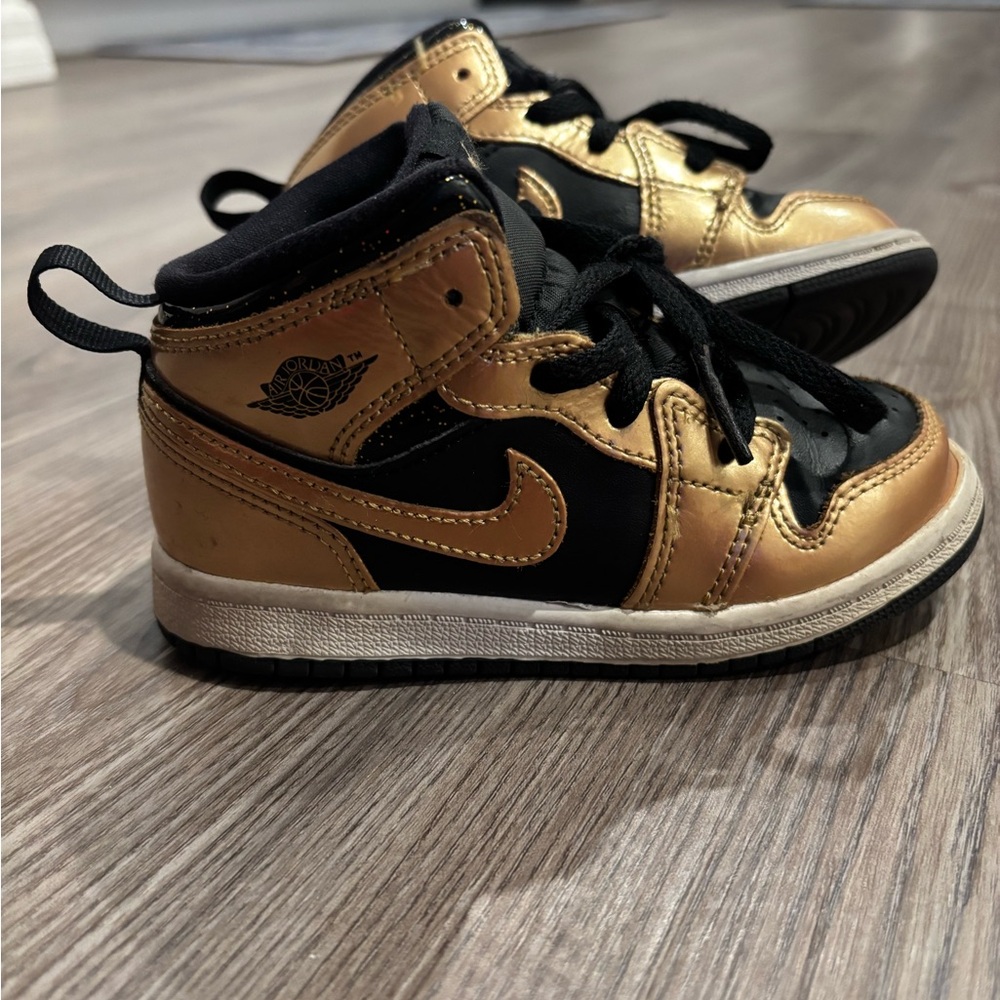 Jordan 1 Mid SE Metallic Gold Black size 9c